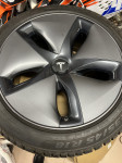 Prodam platišča Tesla Model 3 Aero 2 + pokrov + zimske gume 235/45/R18