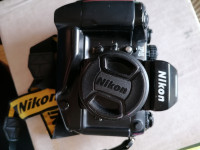Nikon F4 z objektivom in flešem