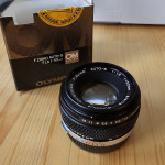Olympus Zuico OM 50mm F1.8 v original embalaži