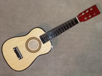 Otroška lesena kitara UC202B  - manjka ena navijalka in 3 strune