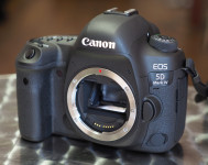 Canon EOS 5D MarkIV body, polnilec in dodatna rezervna baterija.