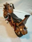 Dekorativno, starodobno, miniaturno leseno motorno kolo (oldtimer)