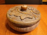 lesena okrogla posoda s pokrovom
