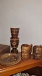 Leseni izdelki - šalice, krožnik, vaza in pletena steklenica