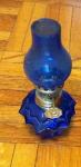 Naprodaj je lepa modra steklena lanterna - starina, velikosti ca 12 cm