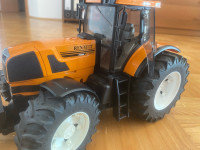 Igralni traktor Renault Bruder