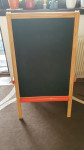 Lesena tabla Ikea MÅLA s flomastri, kredo in papirjem
