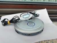 Prenosni CD Player Predvajalnk GRUNDIG - z original slušalkami