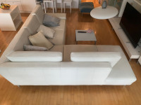 Kompletna bela dnevna soba z belim usnjenim kavčem
