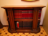 Knjižna omara za dnevno sobo ali vhod