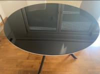 Okrogla miza črna , črno steklo na beli leseni podlagi NOVA