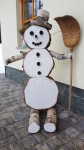 Sneženi mož iz brezovih hlodov, lesen snežak