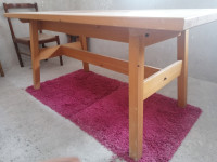 Velika miza iz masivnega lesa
