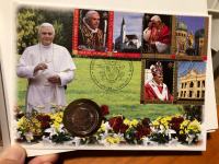 Kovanec za 2 €, 80 letnica rojstva papeža Benedikta XVI in znamke