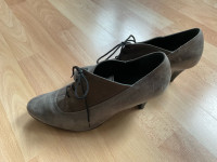 Usnjeni ženski čevlji s petko Peko št. 39