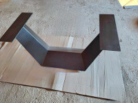 Kovinsko podnožje za mizo z regulirnimi nogicami