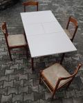 Raztegljiva lesena jedilniška miza + 4 stoli