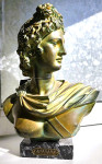 skulptura - Apolon na marmorni podlagi