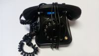 Starinski telefonski aparat.