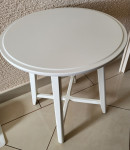 Okrogla klubska mizica bele barve, odlično ohranjena