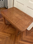 Prodam zelo lepo ohranjeno leseno klubsko mizico