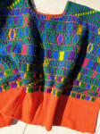 Dve originalni ročno tkani bluzi majevskih žensk v Gvatemali