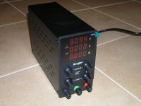 Laboratorijski napajalnik-usmernik 0-30V, 0-10A
