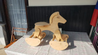 leseni gugalni konjiček za otroke