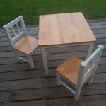 Otroška lesena mizica z dvema stolčkoma