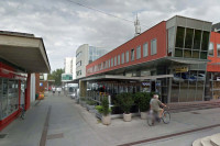 Opremljen gostinski lokal Cafe Filip s pokrito teraso, na tržnici v MS