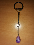 Obesek za ključe,kamen z prelivajočimi vijola