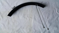 Klasičen črn jekleni sprednji blatnik od 26-colskega kolesa (obnovljen