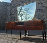 Vintage predalnik z masivnim ogledalom