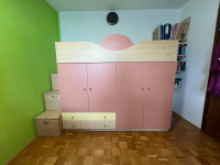 Otroška postelja z omaro in stopnicami