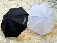 Bel in prosojni strudijski dežnik