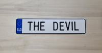 kovinska tablica z napisom The Devil