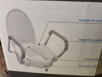 Sedež za wc povišan s držali za invalide