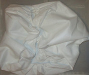 Bela nepremočljiva zaščita za otroško posteljico 70x140 cm, z elastiko