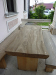 Masivna miza in dve klopi iz bresta
