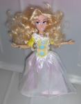 Hasbro Disney princeska Aurora gibčna, s krono, ni Barbie