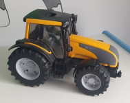Bruder traktor Valtra (09025)