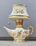 Lepa stara porcelanasta petrolejka višina 16 cm, širina 13 cm, tovarna