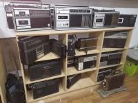 Zbirka vintage radijev, radijo kasetofonov primerno za zbiralce