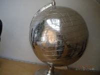 Globus iz kovine, atraktiven in zelo velik v srebrni barvi