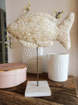 Lesena riba na stojalu - dekoracija