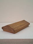 Lesena šatulja z rezbarjenimi vzorci