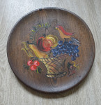 Poslikan lesen krožnik, motiv košarice s sadjem in ptice, premer 23,5