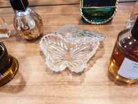 Steklena šatulja v obliki metuljčka