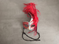 Beneška maska z perjem v rdeči barvi