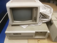 IBM PC AT 5170 z monitorjem in tiskalnikom IBM 3287²